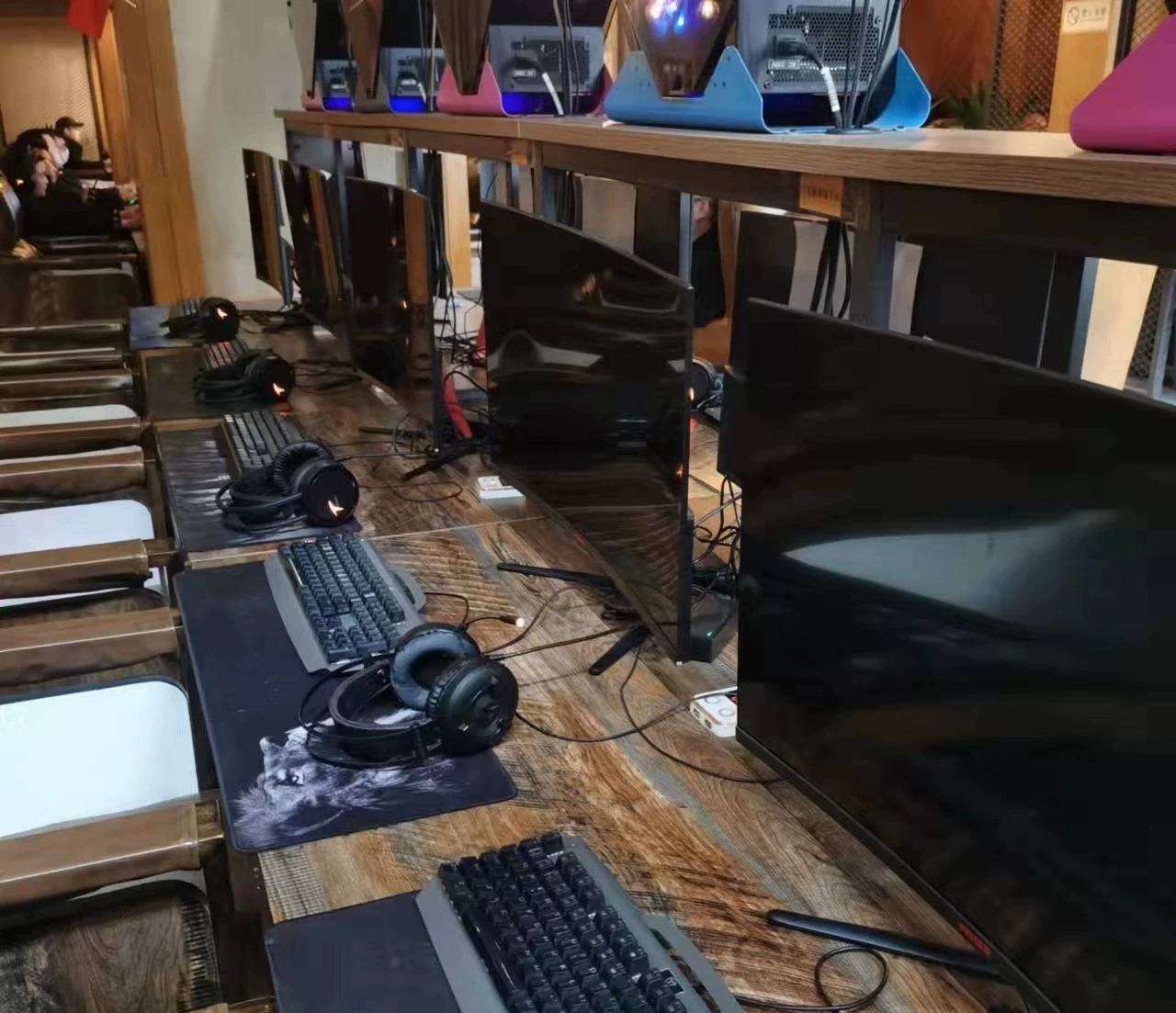 私人网吧 十核电脑全套转让 英特尔 台式机 主机二手办公  各位大侠大家好。 我们网吧正常营业了两个多月，消防不过关[捂脸哭]。现在虽然能开张了但是情况不容乐观